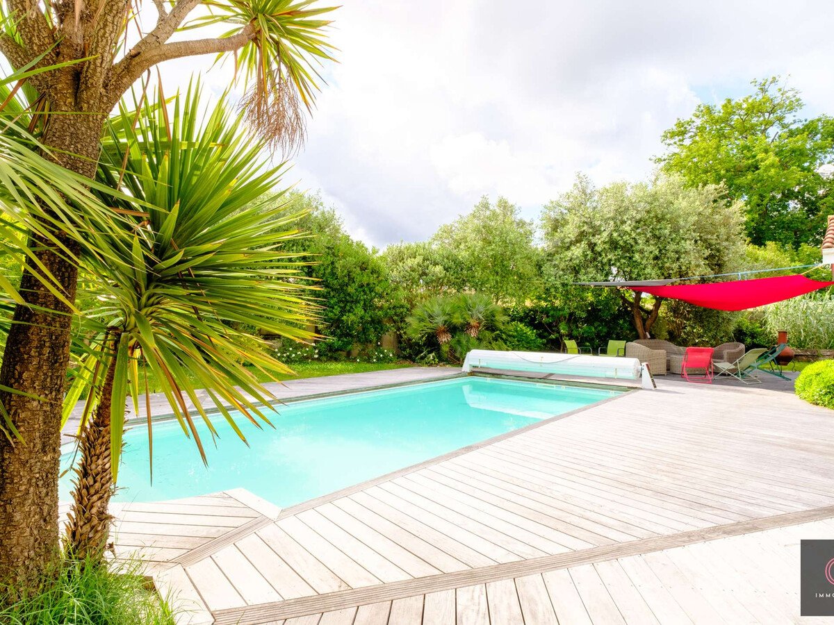 Villa de plain-pied avec piscine