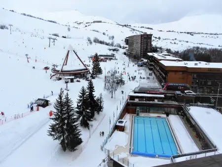 Appartement cosy skis aux pieds, balcon avec vue front de neige