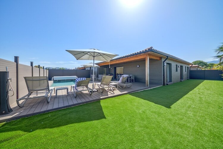 Résidence Premium Pierre & Vacances Vesna Rossa Villa - 6 people - 3 bedrooms - Air conditioned - 7m private pool - Garden, Oasis verdoyante corse avec piscine