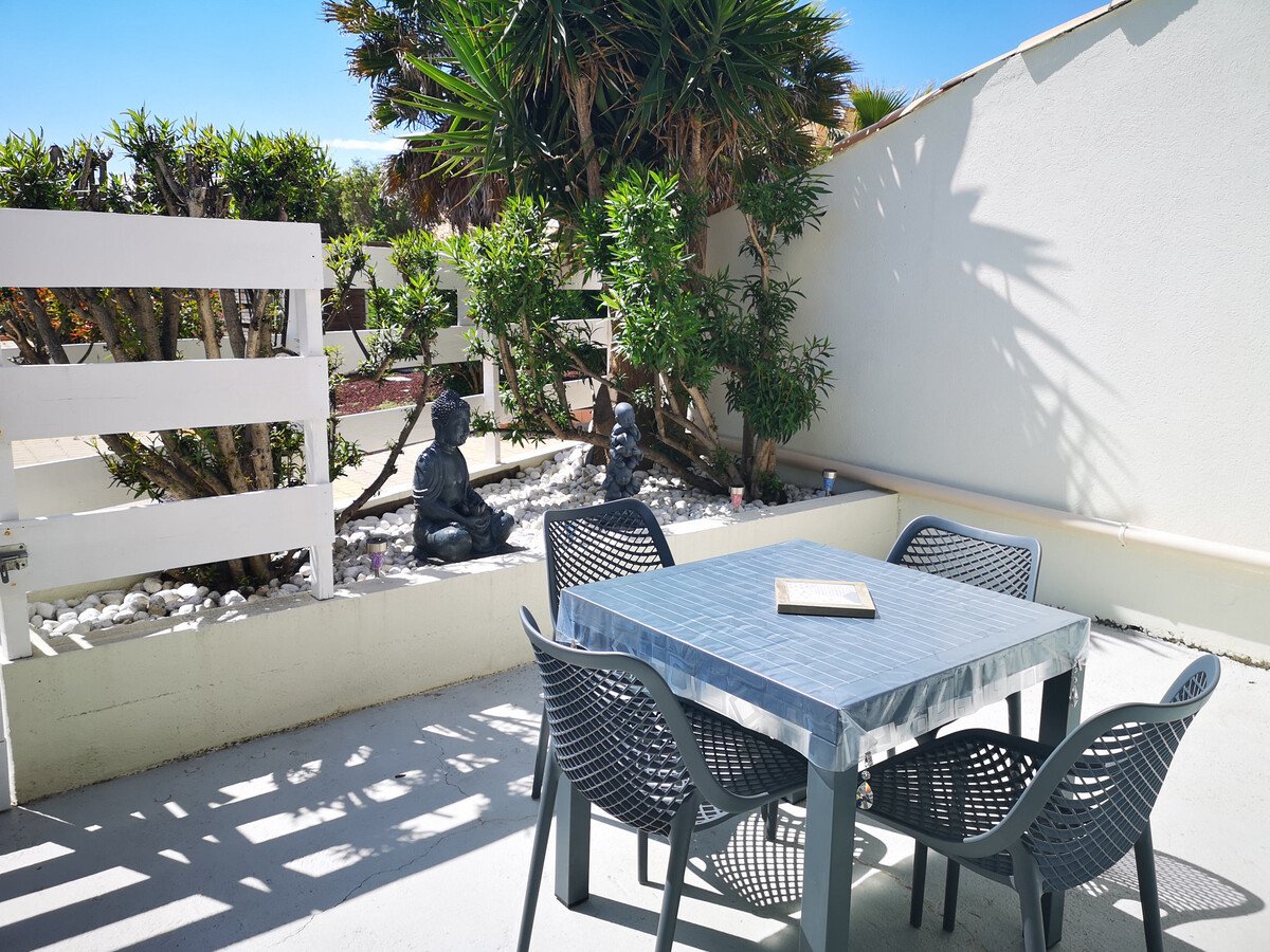 Appartement climatisé avec piscine, terrasse et parking - Proche plage, parfait pour couples