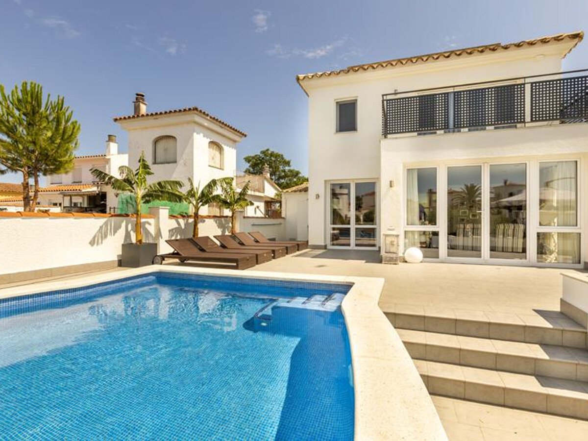 Villa Moderne au Canal avec 4 Chambres, Piscine Chauffée et Amarrage